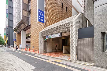 西新宿地下道6番出口